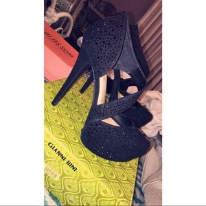 Gianni Bini black sequin heels !!